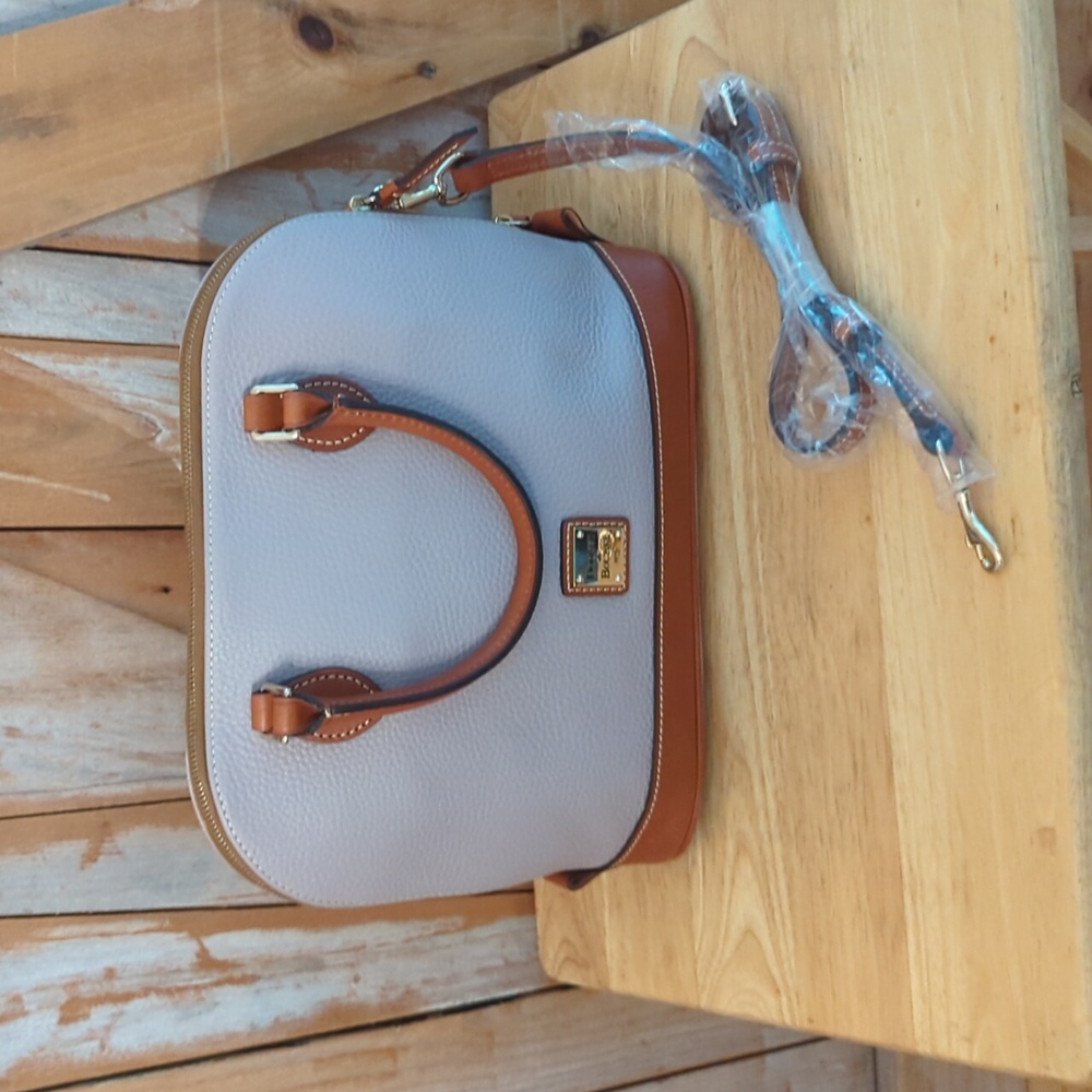 Nwt.    Dooney & Bourke Purse.   Awesome